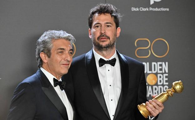 Ricardo Darín y el director Santiago Mitre con el Globo de Oro a la mejor película de lengua no inglesa por 'Argentina, 1985'.