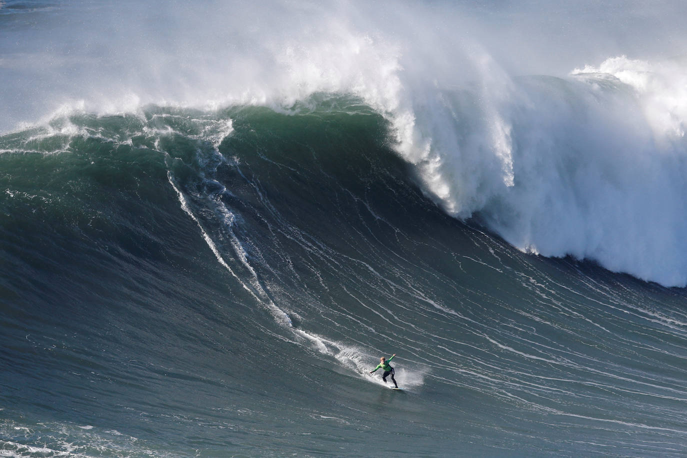 La naturaleza es tan bella como peligrosa. La magnitud de las populares olas de esta zona de Portugal son la mejor prueba de ello. El mar se rompe con un impresionante oleaje que atrae a surfistas y curiosos hasta esta aldea de pescadores, conocida por las olas enormes que se cobraran la vida del surfista brasileño Marcio Freire el pasado 6 de enero.