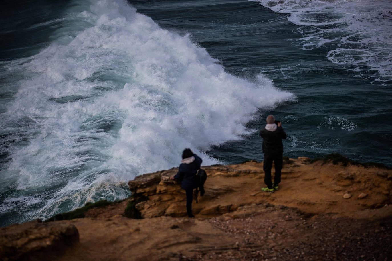 La naturaleza es tan bella como peligrosa. La magnitud de las populares olas de esta zona de Portugal son la mejor prueba de ello. El mar se rompe con un impresionante oleaje que atrae a surfistas y curiosos hasta esta aldea de pescadores, conocida por las olas enormes que se cobraran la vida del surfista brasileño Marcio Freire el pasado 6 de enero.