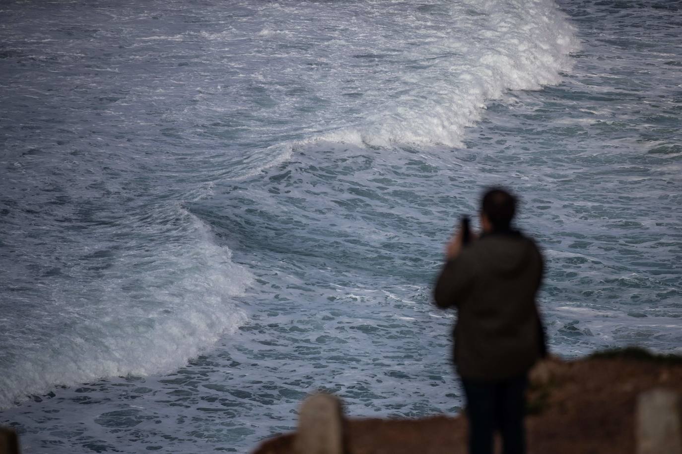 La naturaleza es tan bella como peligrosa. La magnitud de las populares olas de esta zona de Portugal son la mejor prueba de ello. El mar se rompe con un impresionante oleaje que atrae a surfistas y curiosos hasta esta aldea de pescadores, conocida por las olas enormes que se cobraran la vida del surfista brasileño Marcio Freire el pasado 6 de enero.