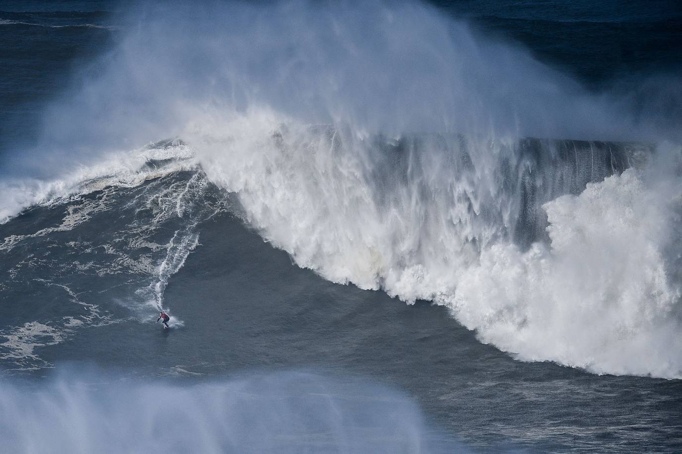 La naturaleza es tan bella como peligrosa. La magnitud de las populares olas de esta zona de Portugal son la mejor prueba de ello. El mar se rompe con un impresionante oleaje que atrae a surfistas y curiosos hasta esta aldea de pescadores, conocida por las olas enormes que se cobraran la vida del surfista brasileño Marcio Freire el pasado 6 de enero.