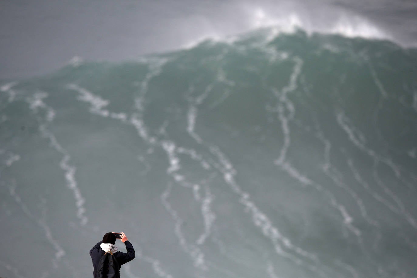 La naturaleza es tan bella como peligrosa. La magnitud de las populares olas de esta zona de Portugal son la mejor prueba de ello. El mar se rompe con un impresionante oleaje que atrae a surfistas y curiosos hasta esta aldea de pescadores, conocida por las olas enormes que se cobraran la vida del surfista brasileño Marcio Freire el pasado 6 de enero.