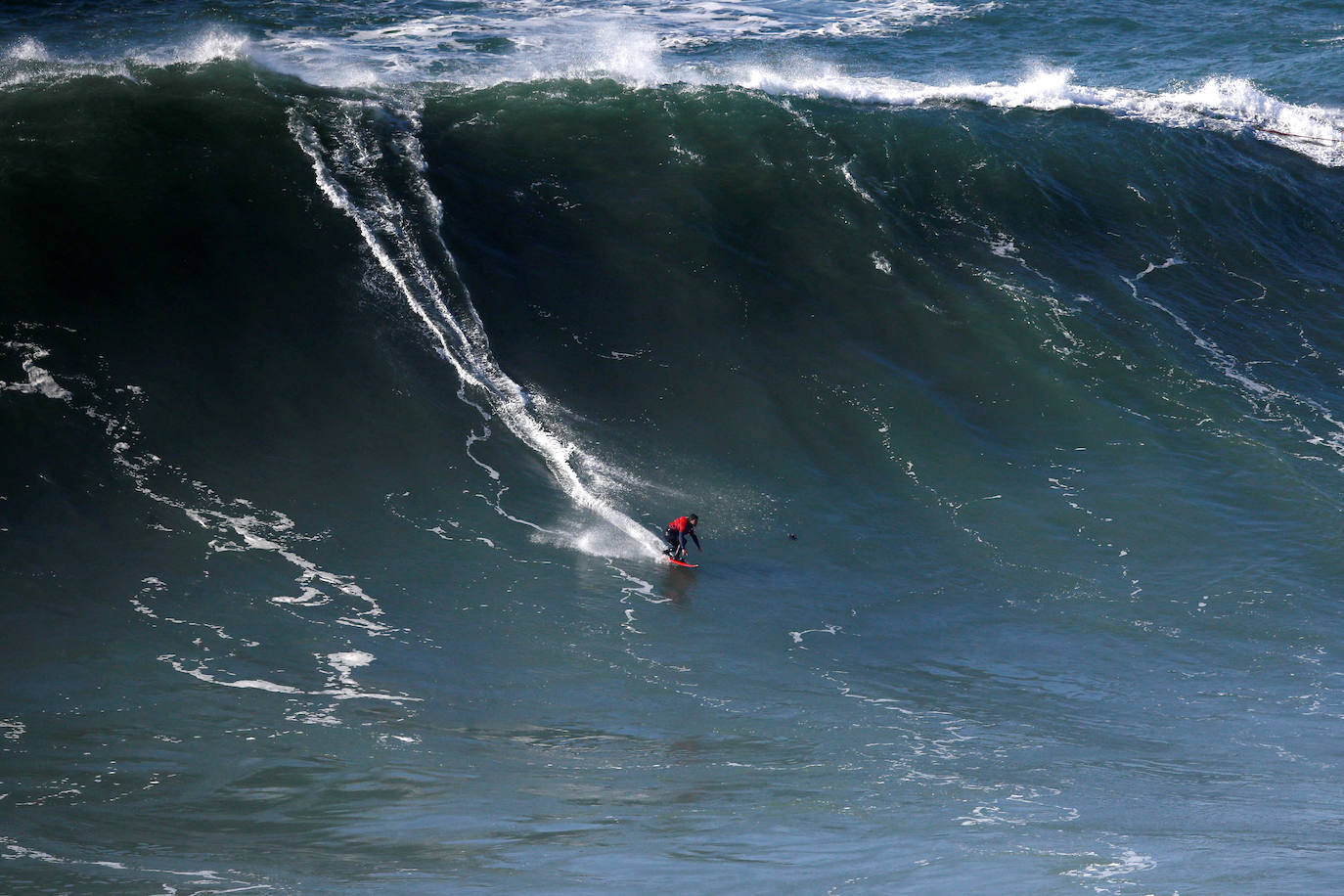 La naturaleza es tan bella como peligrosa. La magnitud de las populares olas de esta zona de Portugal son la mejor prueba de ello. El mar se rompe con un impresionante oleaje que atrae a surfistas y curiosos hasta esta aldea de pescadores, conocida por las olas enormes que se cobraran la vida del surfista brasileño Marcio Freire el pasado 6 de enero.