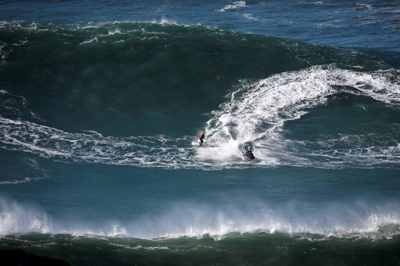 La naturaleza es tan bella como peligrosa. La magnitud de las populares olas de esta zona de Portugal son la mejor prueba de ello. El mar se rompe con un impresionante oleaje que atrae a surfistas y curiosos hasta esta aldea de pescadores, conocida por las olas enormes que se cobraran la vida del surfista brasileño Marcio Freire el pasado 6 de enero.
