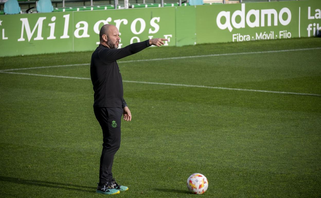 José Alberto, en un entrenamiento en El Sardinero, se estrena ante su afición este sábado. 