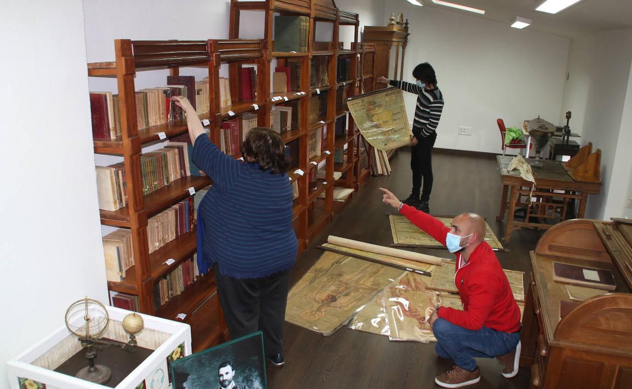 Labores de colocación de fondos bibliográficos de la Biblioteca Antigua Ramón Pelayo 