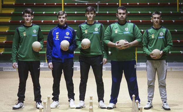 Plantilla de la Bolística con Mario Pellón, Néstor Viar, Ángel Pellón, Mario Herrero y Marcos Sobejano. 