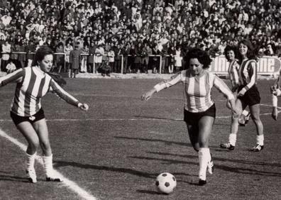 Imagen secundaria 1 - Lola Flores en el aeropuerto de Barajas en 1969 junto a su marido, Antonio González El Pescaílla y sus hijos Lolita, Rosario y Antonio. En un partido de fútbol que disputó en 1971 contra otras folclóricas y en el juicio por delitos fiscales y contra la Hacienda pública en 1989.