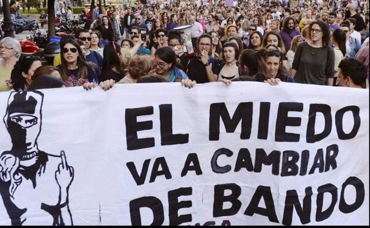 Manifestación contra la sentencia de la Audiencia de Navarra que condenó a los miembros de La Manada por abuso sexual y no por violación.