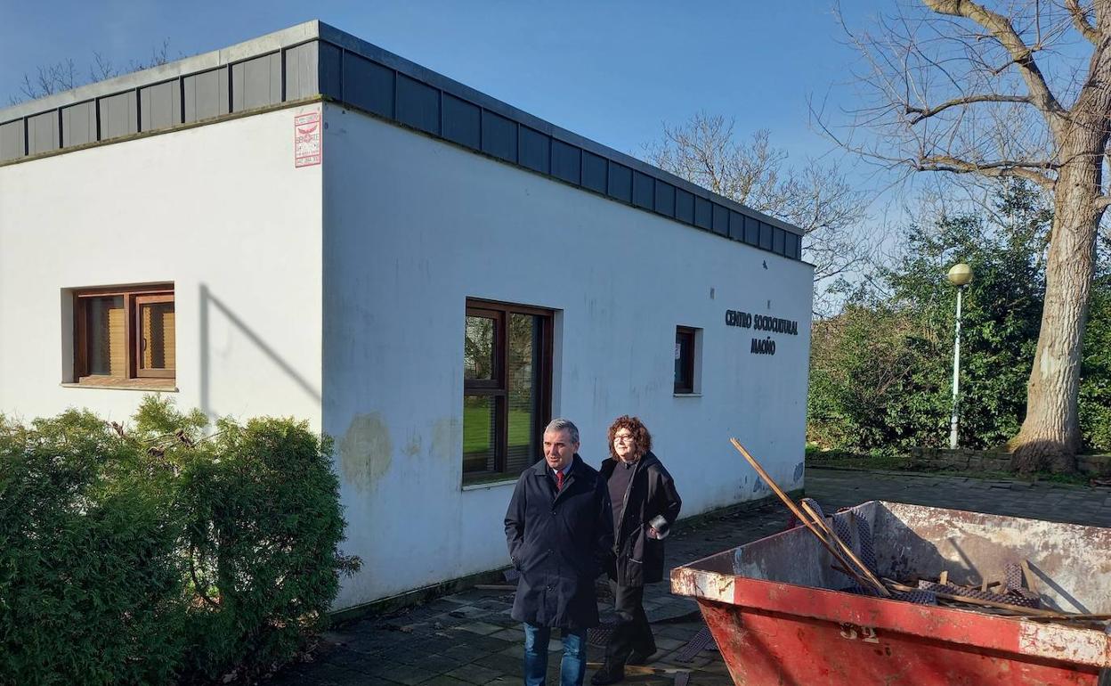 El alcalde de Bezana, Alberto García Onandía, visitó las obras que se están llevando a cabo en el centro social de Maoño. 