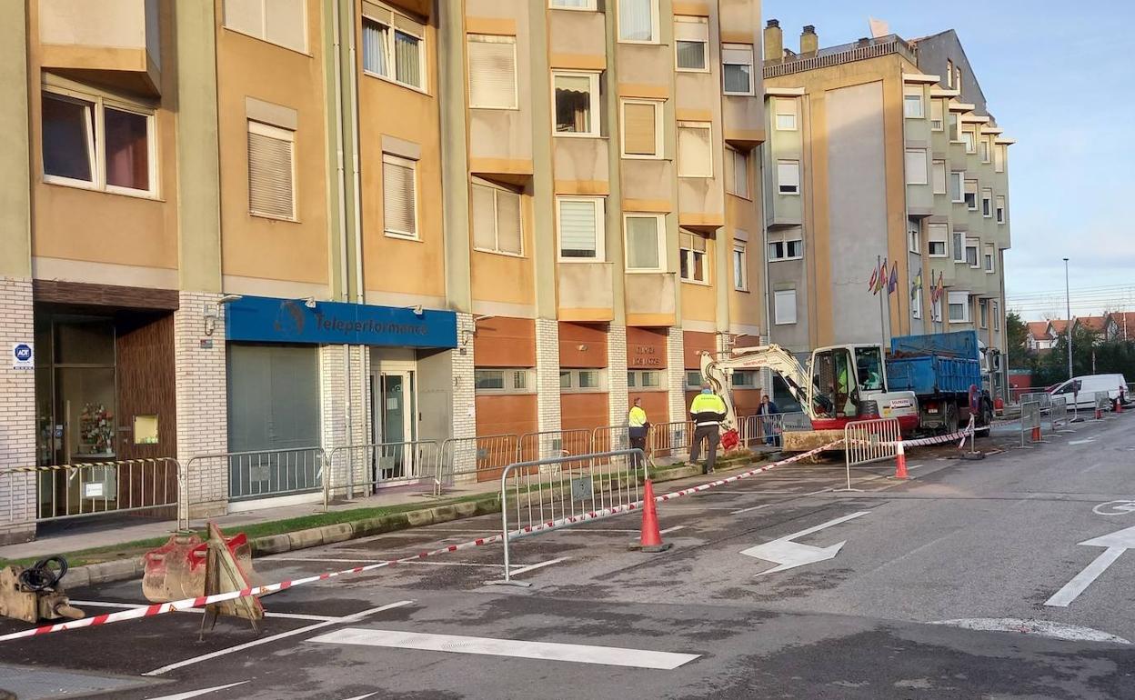 La calle Respuela, en Santa Cruz de Bezana, está siendo objeto de las obras de renovación del casco urbano que ha puesto en marcha el Ayuntamiento. 