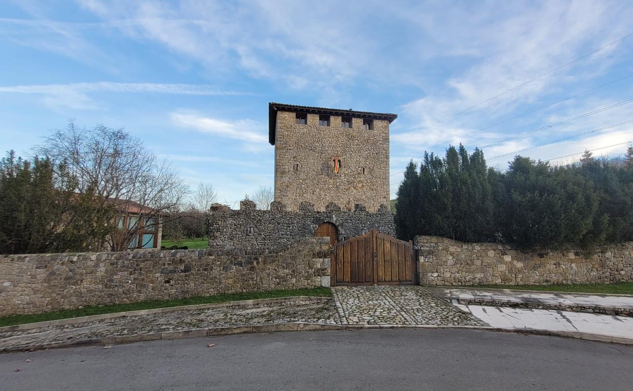 Torre medieval de Cabazón junto a la que se ha construido un área recreativa