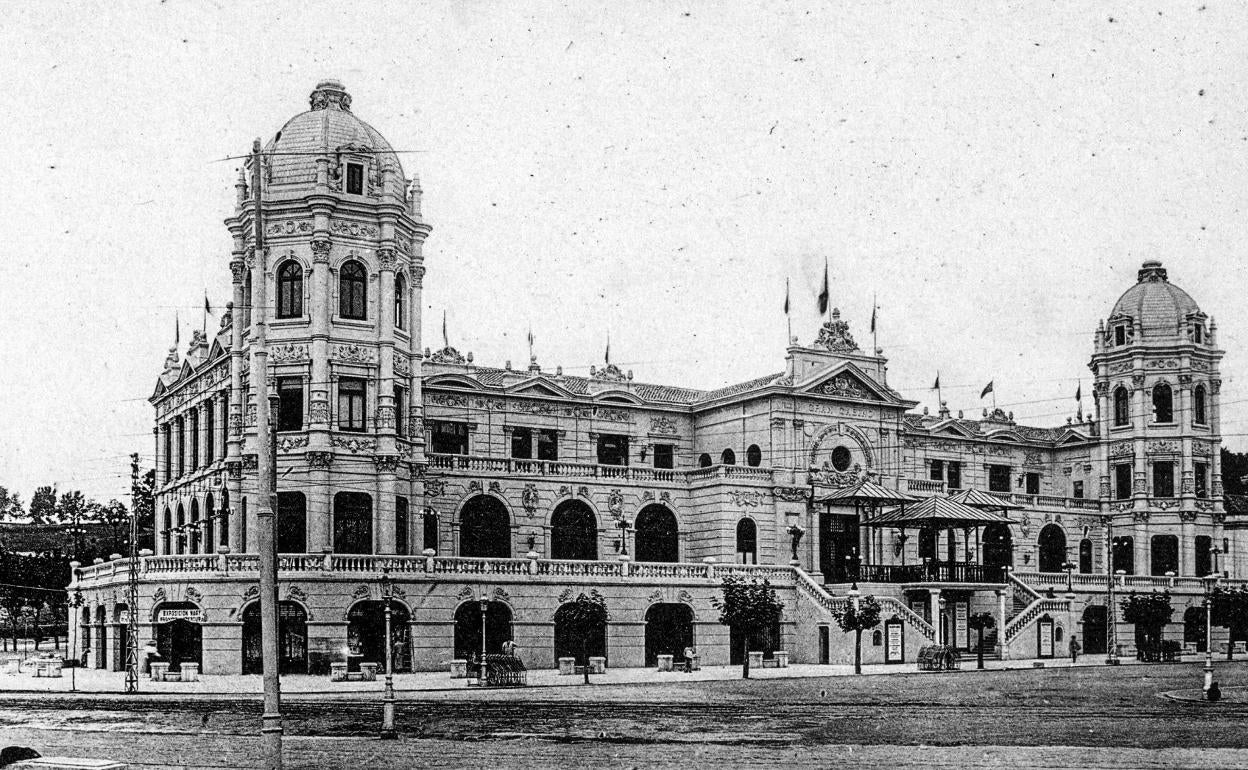 El Gran Casino es uno de los elementos emblemáticos en el paisaje de El Sardinero. 