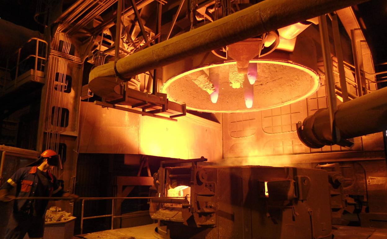 Horno de Ferroatlántica en sus instalaciones ubicadas en la localidad cántabra de Boo de Guarnizo. 