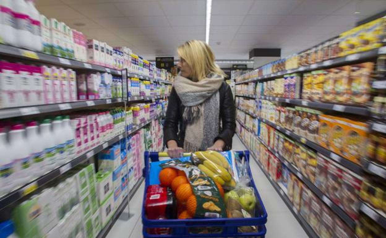 Una mujer hace la compra en un supermercado de Cantabria. 