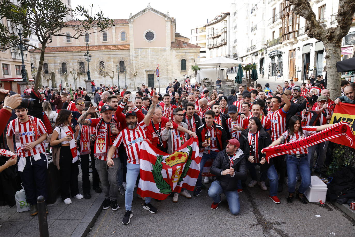 Aficionados rojiblancos se han desplazado desde Asturias hasta la capital cántabra para animar a su equipo esta tarde en los Campos de Sport de El Sardinero