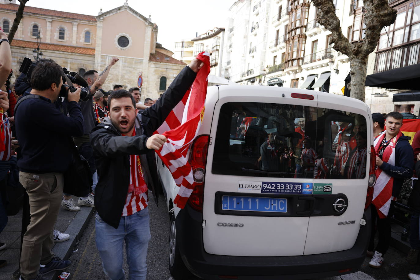 Aficionados rojiblancos se han desplazado desde Asturias hasta la capital cántabra para animar a su equipo esta tarde en los Campos de Sport de El Sardinero