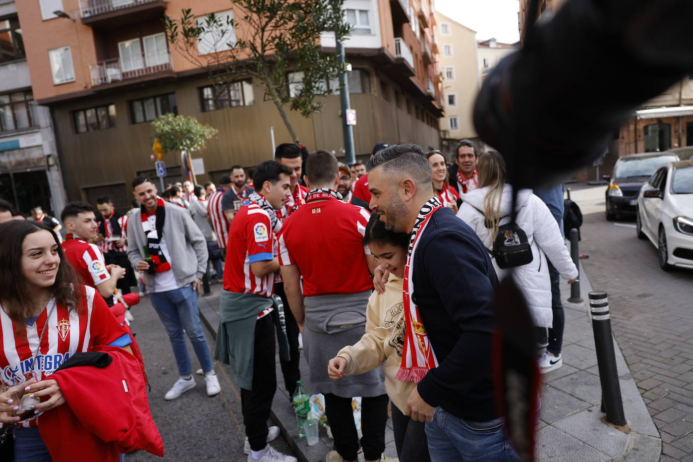 Aficionados rojiblancos se han desplazado desde Asturias hasta la capital cántabra para animar a su equipo esta tarde en los Campos de Sport de El Sardinero