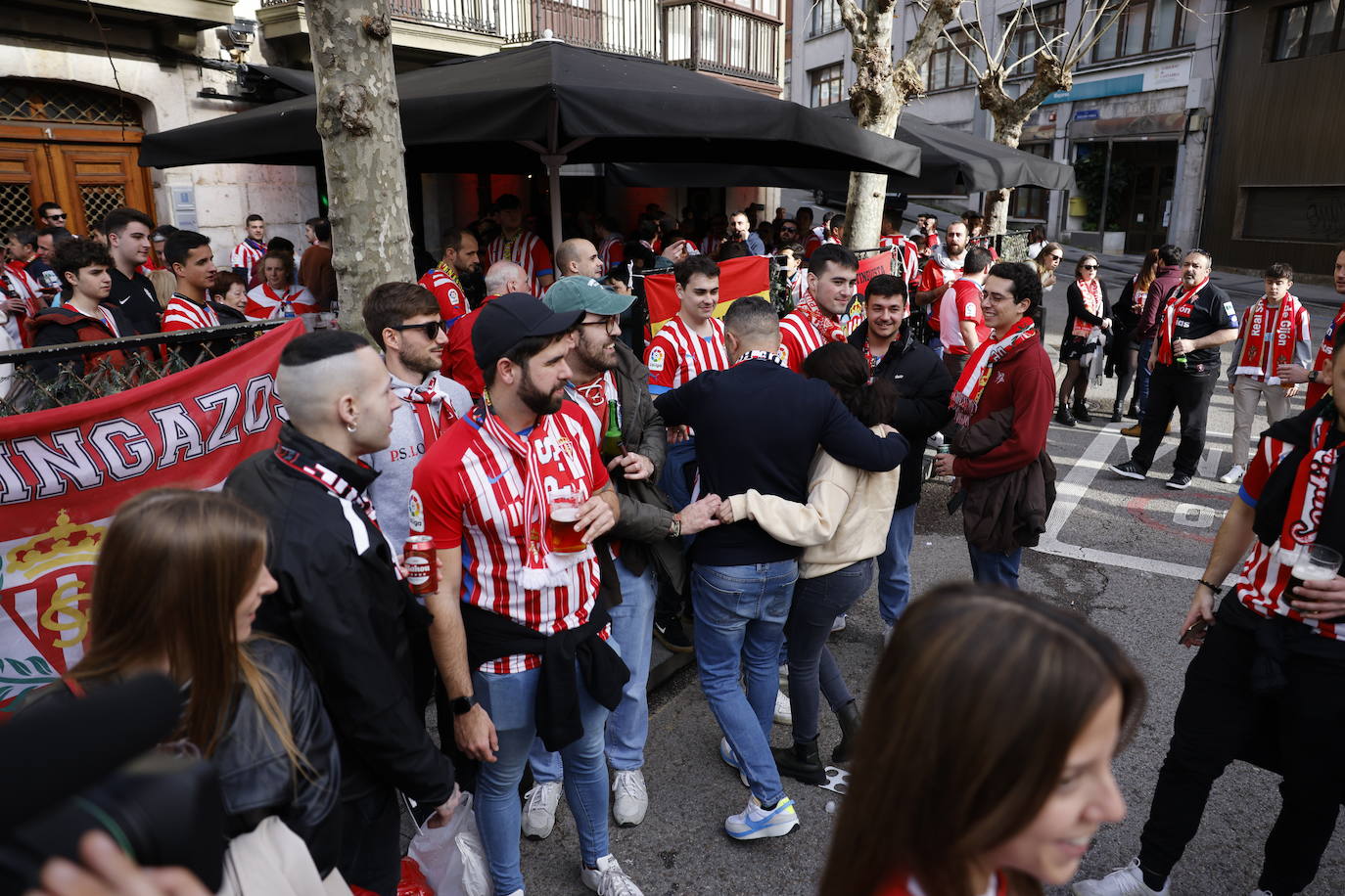 Aficionados rojiblancos se han desplazado desde Asturias hasta la capital cántabra para animar a su equipo esta tarde en los Campos de Sport de El Sardinero