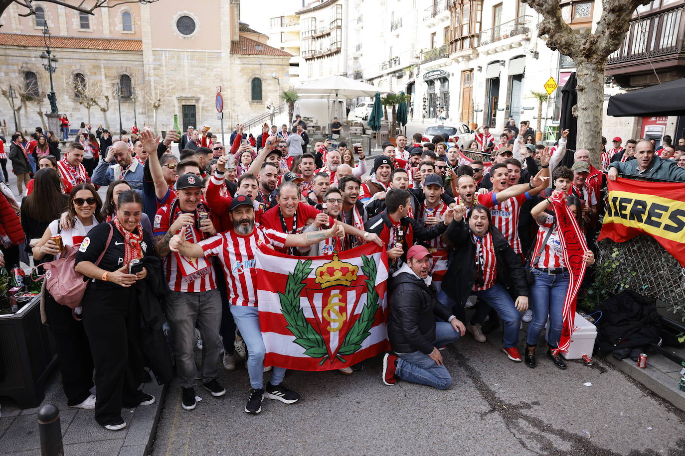 Aficionados rojiblancos se han desplazado desde Asturias hasta la capital cántabra para animar a su equipo esta tarde en los Campos de Sport de El Sardinero