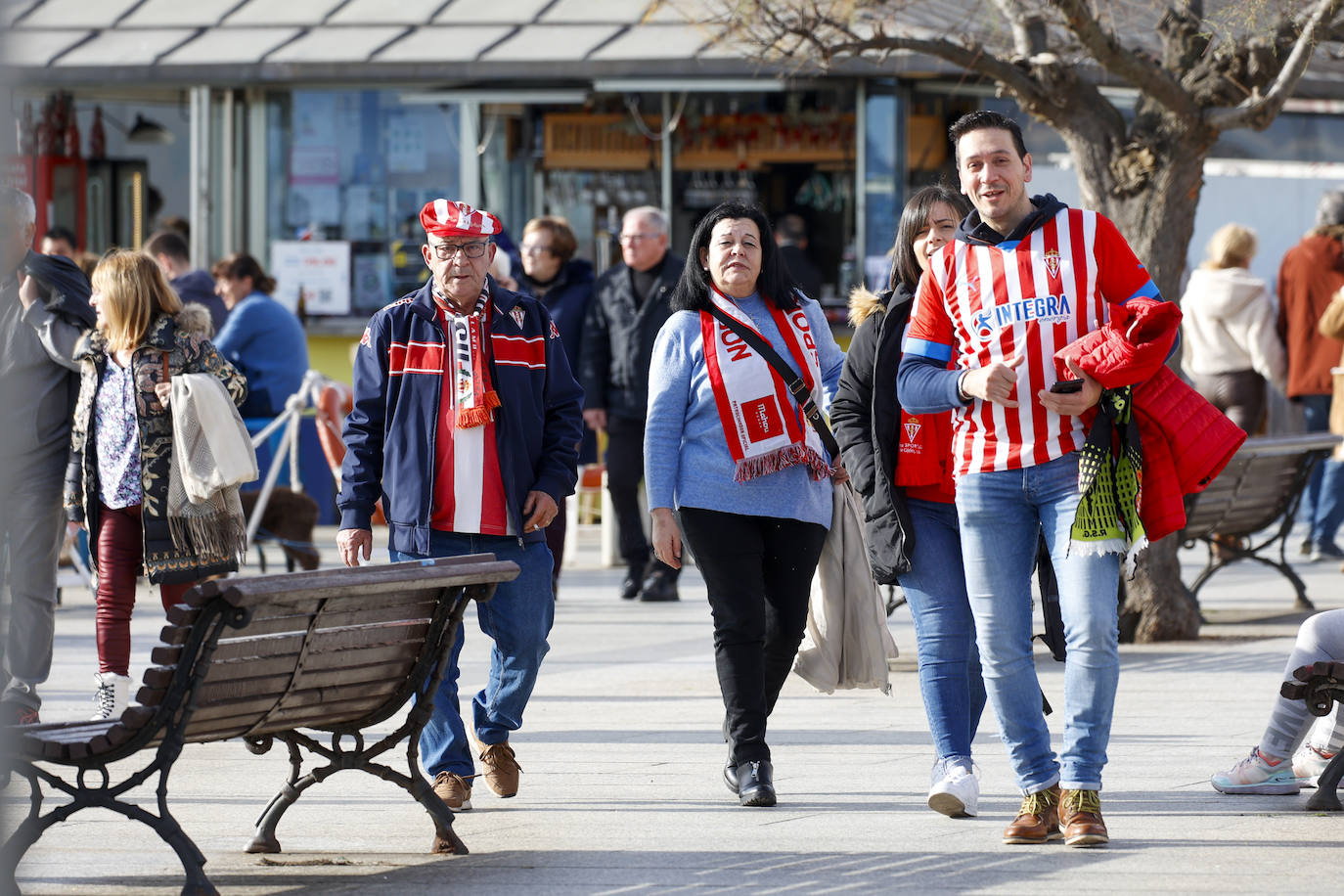 Aficionados rojiblancos se han desplazado desde Asturias hasta la capital cántabra para animar a su equipo esta tarde en los Campos de Sport de El Sardinero