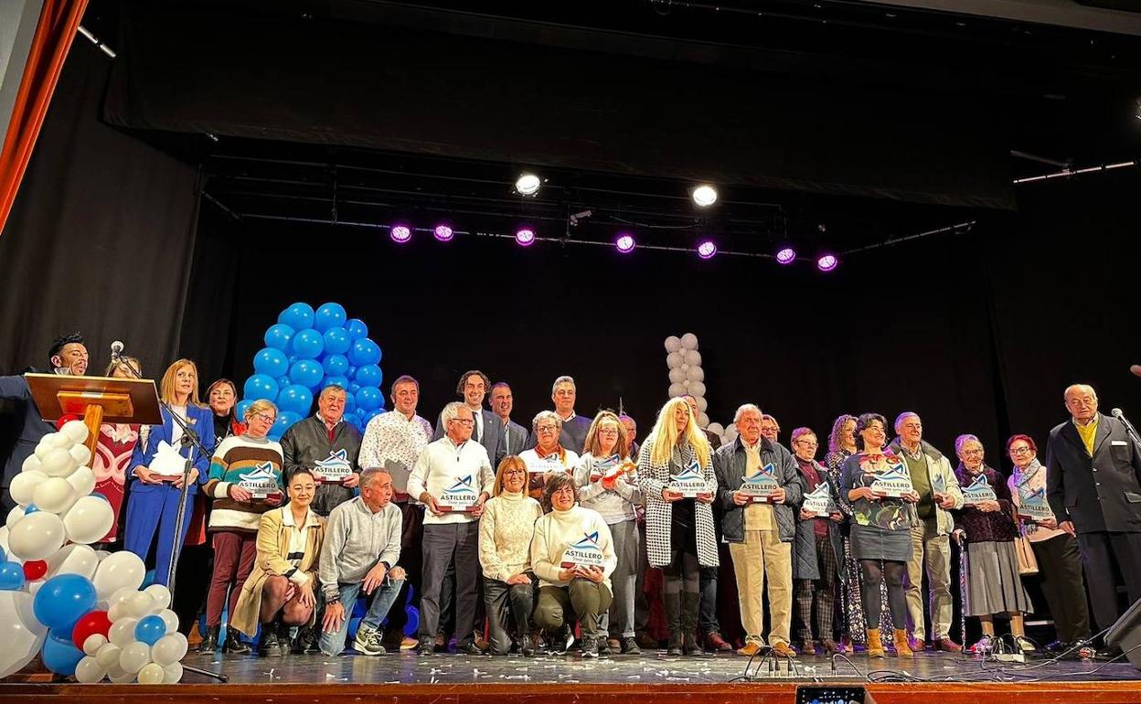 Autoridades municipales, representantes de las asociaciones y galardonados, en la Sala Bretón. 