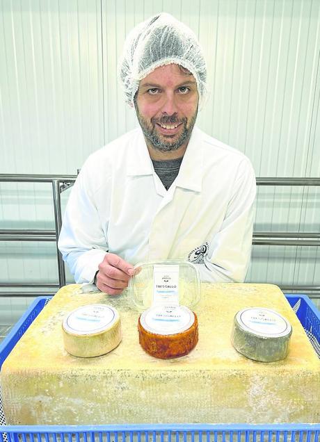 Imagen - Raúl con sus quesos fresco, tierno, de pimentón y aceite y curado. 