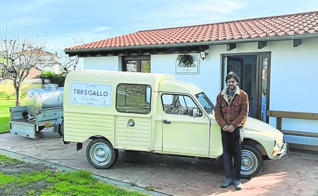 Instalaciones y furgoneta 'vintage' rotulada en Cortiguera. 