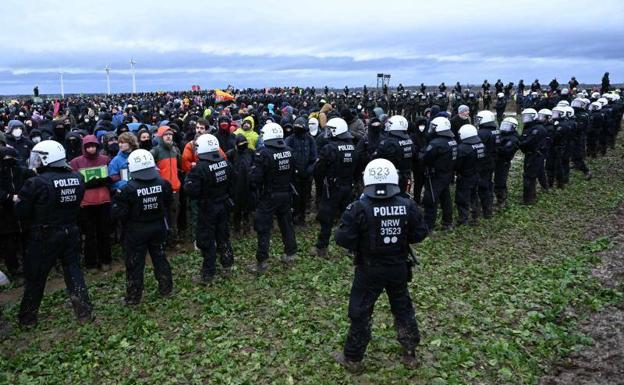 Más de 10.000 manifestantes protestan en el pueblo alemán que será derribado para extraer carbón