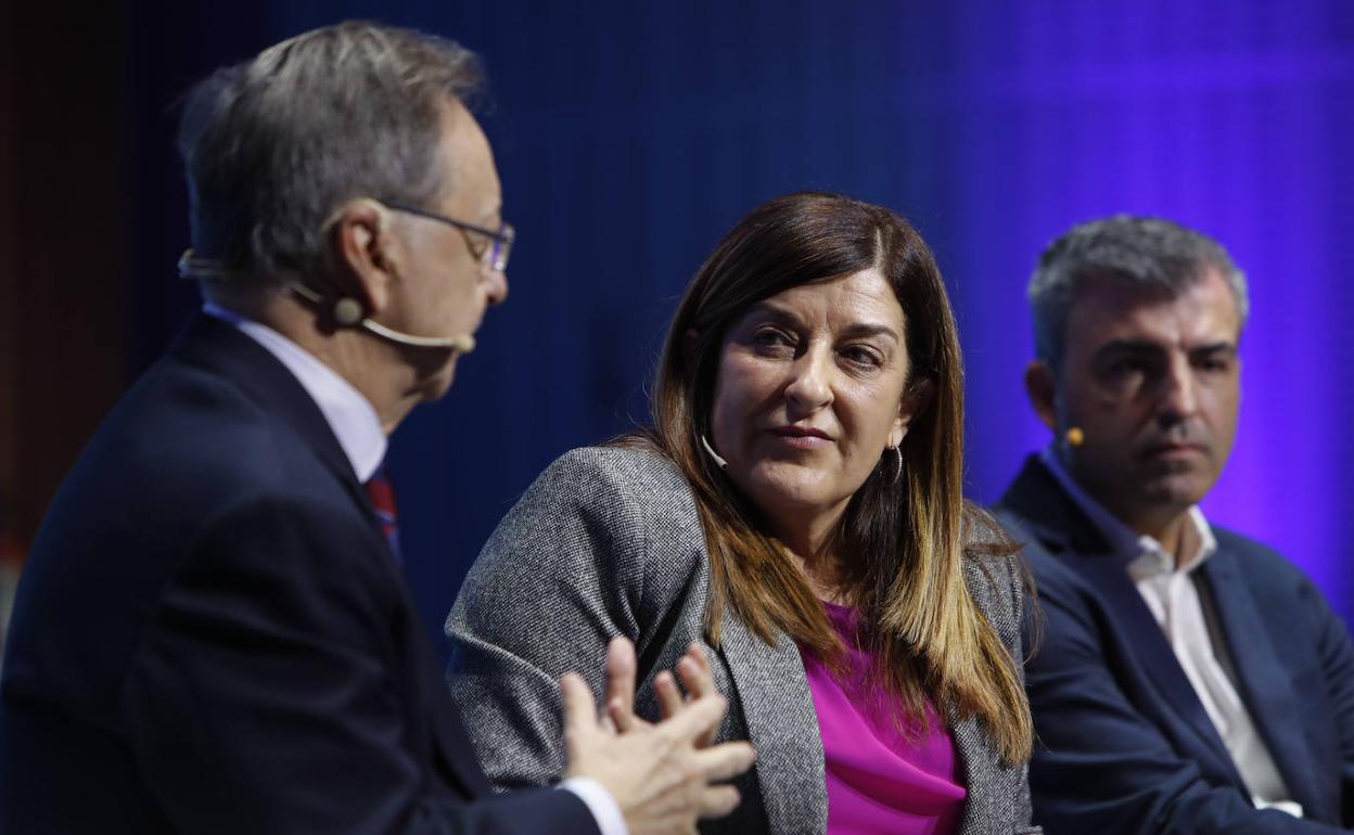 El presidente de Ceuta Juan Jose Vivas junto a la presidenta y candidata autonómica del PP en Cantabria, María José Sáenz de Buruaga y el presidente y candidato autonómico del PP en Canarias, Manuel Domínguez. 