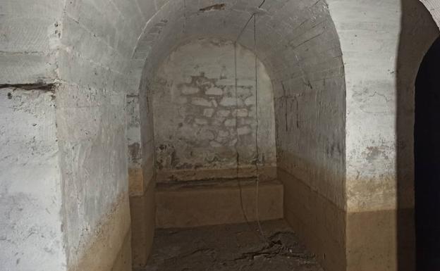 Búnker republicano construido durante la guerra en el sótano del palacio.