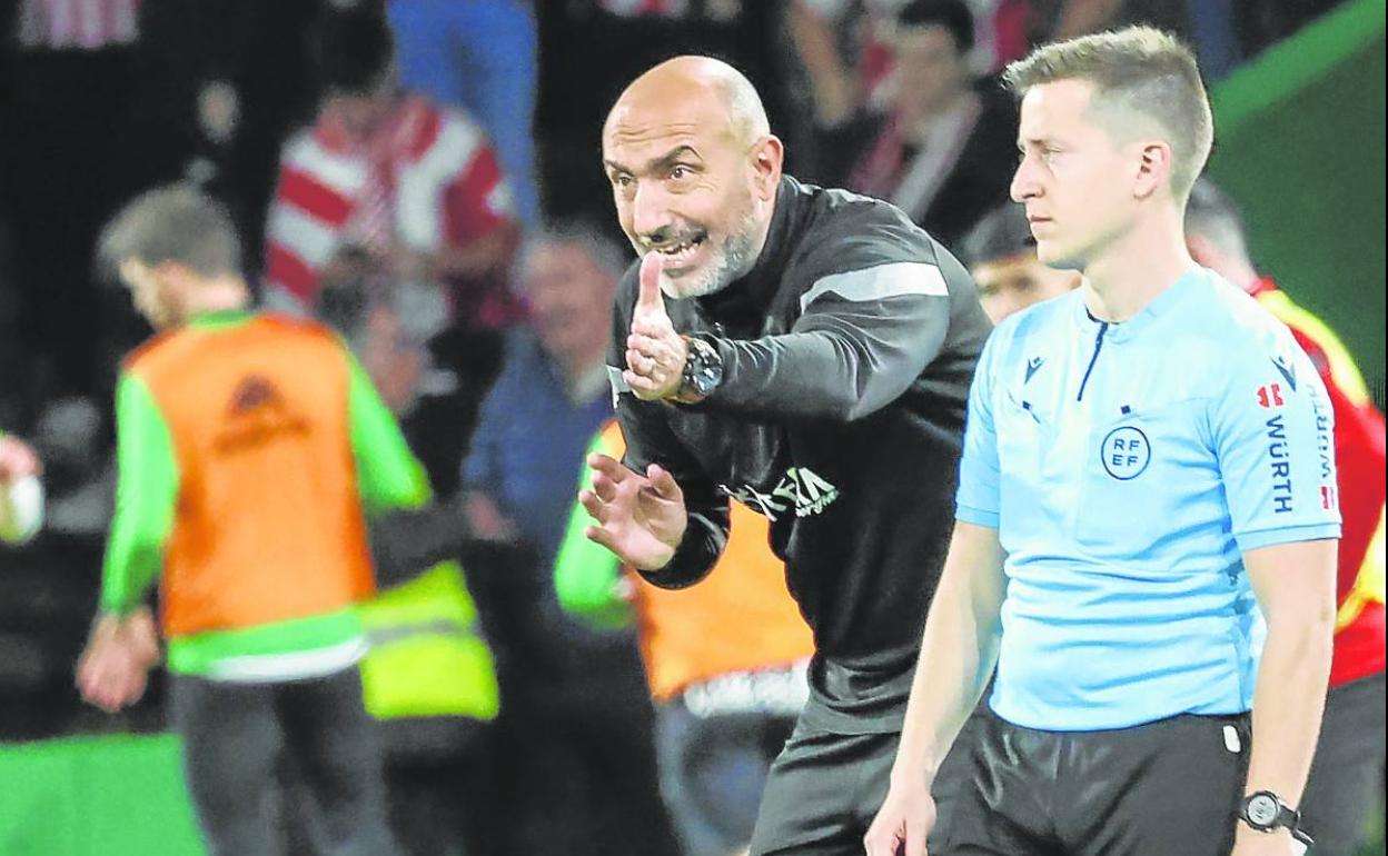 Abelardo da instrucciones el sábado en los Campos de Sport. Arnaldo García