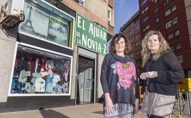 Esmeralda y Pilar Rodríguez, junto a su tienda, El Ajuar de la Novia, en la calle Camilo Alonso Vega.