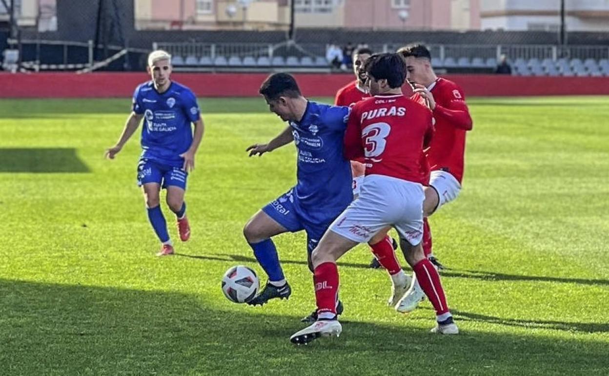 Partido entre el Laredo y el Ourense disputado en el Estadio San Lorenzo el curso pasado