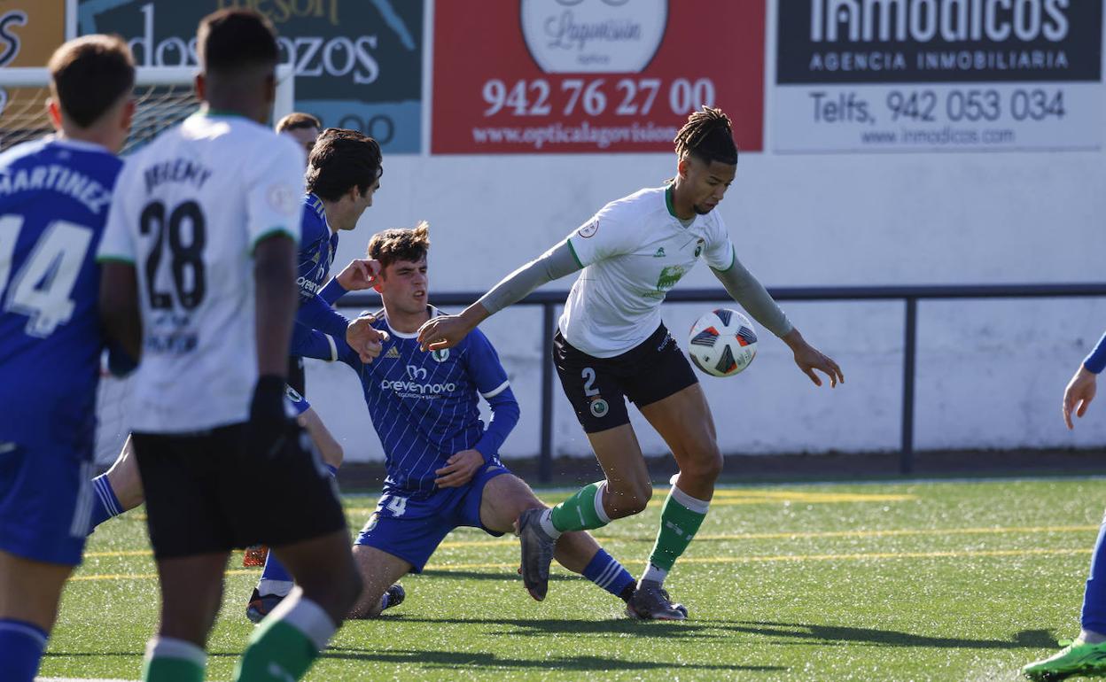 Ayoub, delantero del Rayo Cantabria, se va de un jugador del Burgos Promesas