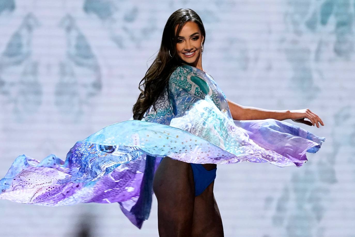 La estadounidense R'Bonney Gabriel se ha coronado durante la madrugada del sábado como la mujer más bella del mundo, flanqueada por la venezolana Amanda Dudamel y Andreína Martínez, de República Dominicana, que fueron la primera y segunda semifinalista, respectivamente, en el certamen de Miss Universo celebrado en Nueva Orleans. Texas R'Bonney Gabriel tiene 28 años y es diseñadora de moda sostenible. España estuvo representada por Alicia Faubel, que formó parte del grupo preliminar de dieciséis semifinalistas, entre las que también estuvieron las candidatas de Portugal, Laos, Japón, Colombia, Sudáfrica, Puerto Rico, Curazao, Haití, Australia, Canadá, Trinidad y Tobago, Curazao o India.