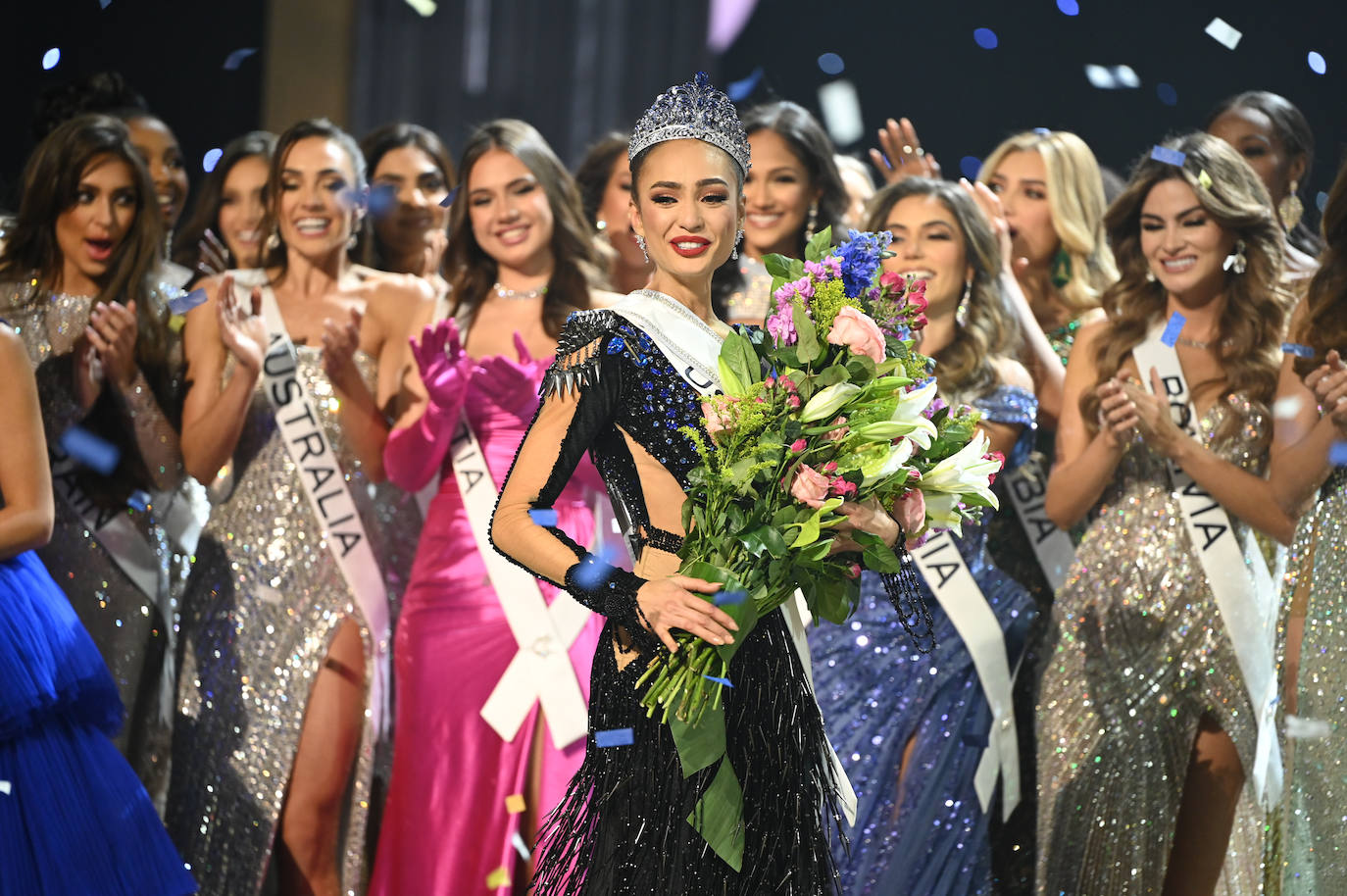 La estadounidense R'Bonney Gabriel se ha coronado durante la madrugada del sábado como la mujer más bella del mundo, flanqueada por la venezolana Amanda Dudamel y Andreína Martínez, de República Dominicana, que fueron la primera y segunda semifinalista, respectivamente, en el certamen de Miss Universo celebrado en Nueva Orleans. Texas R'Bonney Gabriel tiene 28 años y es diseñadora de moda sostenible. España estuvo representada por Alicia Faubel, que formó parte del grupo preliminar de dieciséis semifinalistas, entre las que también estuvieron las candidatas de Portugal, Laos, Japón, Colombia, Sudáfrica, Puerto Rico, Curazao, Haití, Australia, Canadá, Trinidad y Tobago, Curazao o India.