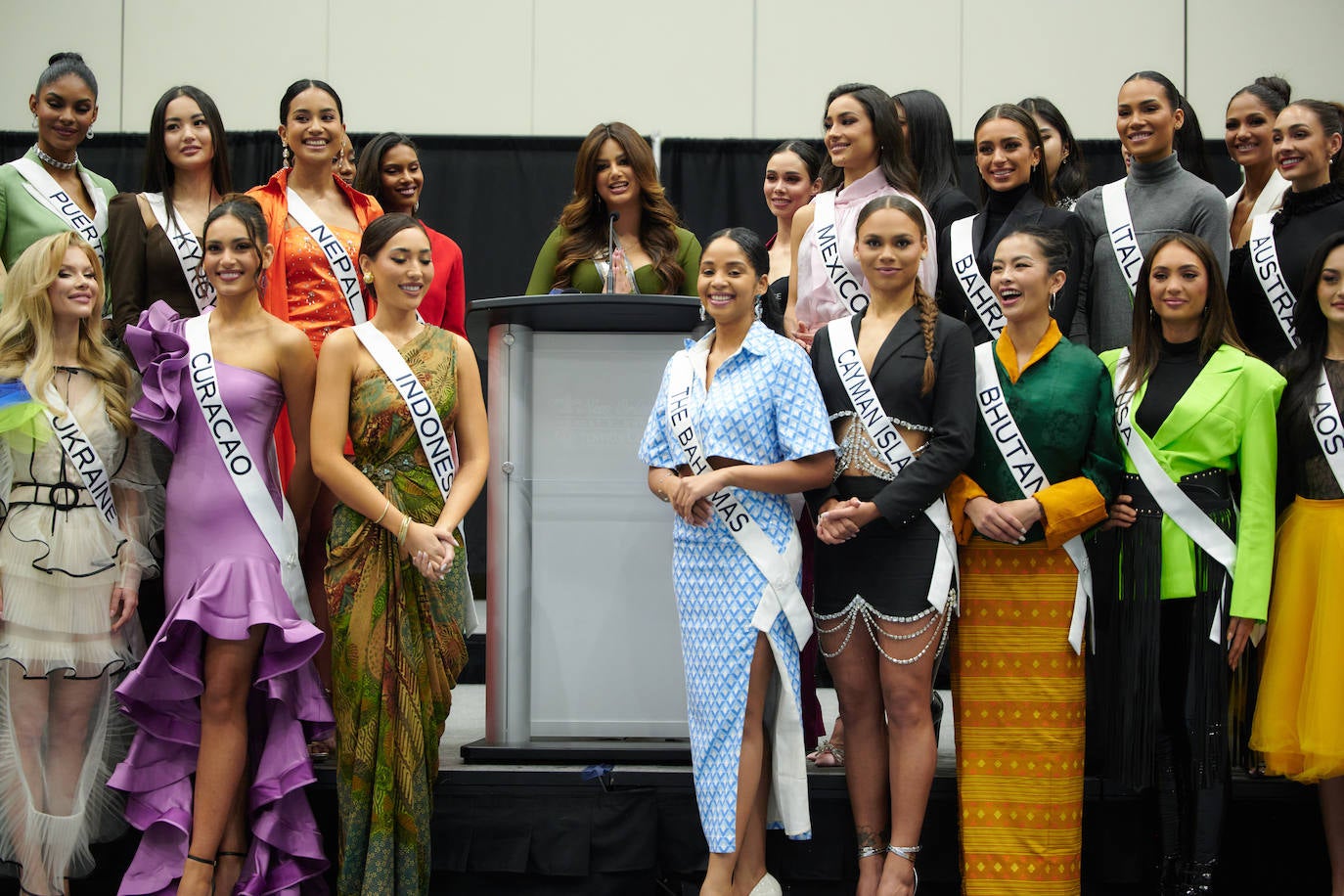 La estadounidense R'Bonney Gabriel se ha coronado durante la madrugada del sábado como la mujer más bella del mundo, flanqueada por la venezolana Amanda Dudamel y Andreína Martínez, de República Dominicana, que fueron la primera y segunda semifinalista, respectivamente, en el certamen de Miss Universo celebrado en Nueva Orleans. Texas R'Bonney Gabriel tiene 28 años y es diseñadora de moda sostenible. España estuvo representada por Alicia Faubel, que formó parte del grupo preliminar de dieciséis semifinalistas, entre las que también estuvieron las candidatas de Portugal, Laos, Japón, Colombia, Sudáfrica, Puerto Rico, Curazao, Haití, Australia, Canadá, Trinidad y Tobago, Curazao o India.