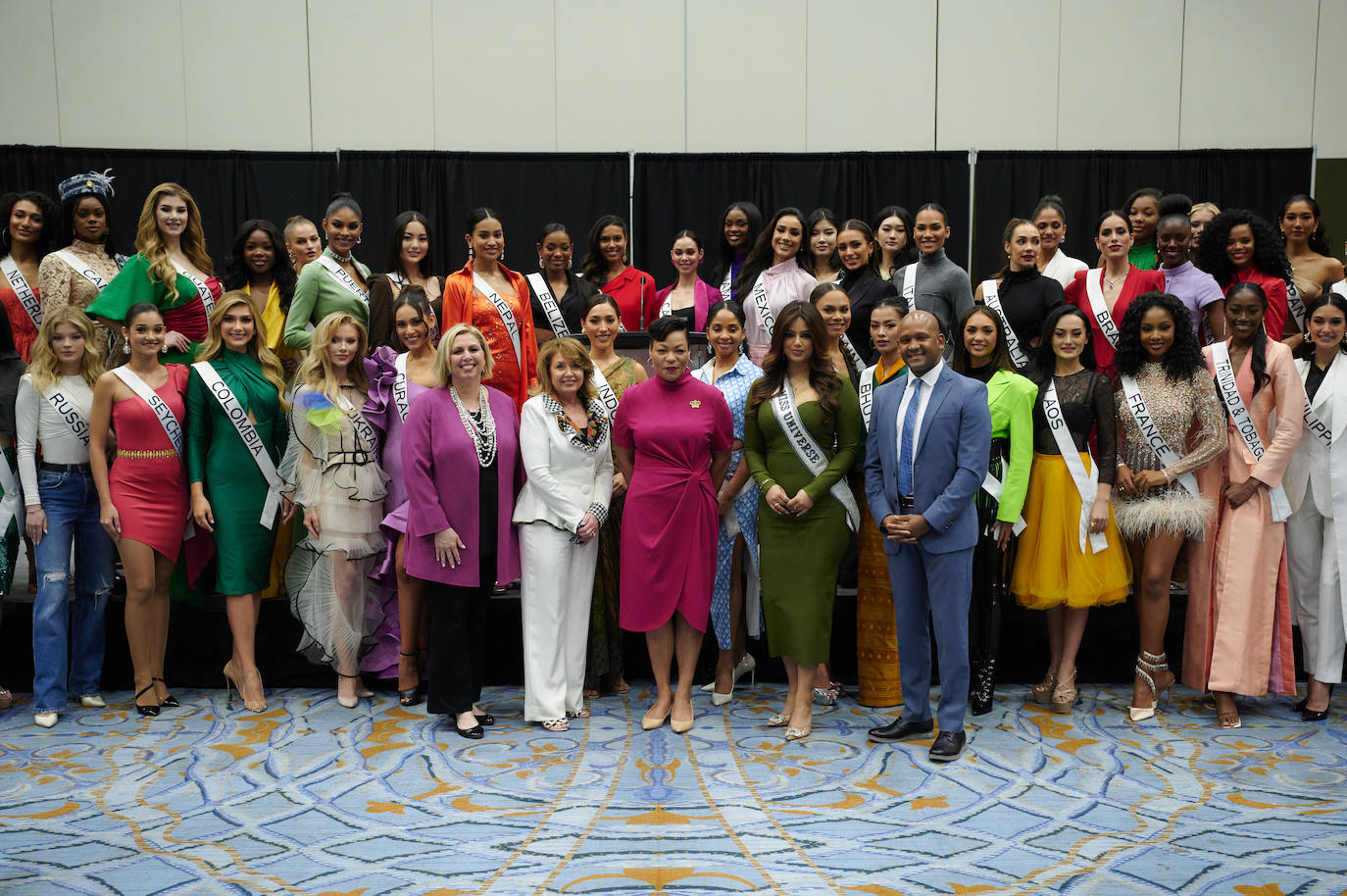 La estadounidense R'Bonney Gabriel se ha coronado durante la madrugada del sábado como la mujer más bella del mundo, flanqueada por la venezolana Amanda Dudamel y Andreína Martínez, de República Dominicana, que fueron la primera y segunda semifinalista, respectivamente, en el certamen de Miss Universo celebrado en Nueva Orleans. Texas R'Bonney Gabriel tiene 28 años y es diseñadora de moda sostenible. España estuvo representada por Alicia Faubel, que formó parte del grupo preliminar de dieciséis semifinalistas, entre las que también estuvieron las candidatas de Portugal, Laos, Japón, Colombia, Sudáfrica, Puerto Rico, Curazao, Haití, Australia, Canadá, Trinidad y Tobago, Curazao o India.