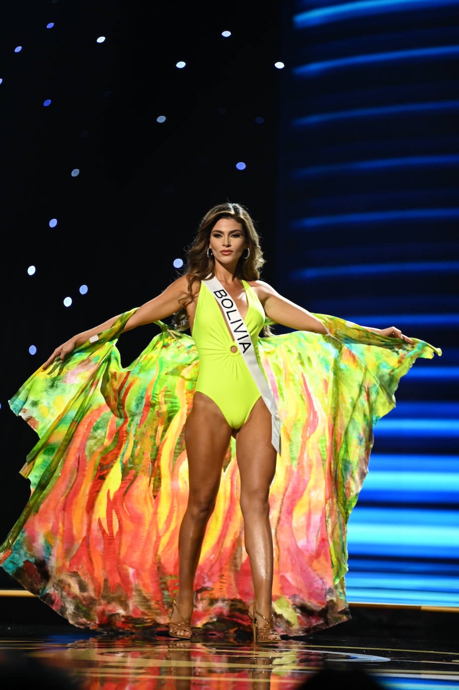 La estadounidense R'Bonney Gabriel se ha coronado durante la madrugada del sábado como la mujer más bella del mundo, flanqueada por la venezolana Amanda Dudamel y Andreína Martínez, de República Dominicana, que fueron la primera y segunda semifinalista, respectivamente, en el certamen de Miss Universo celebrado en Nueva Orleans. Texas R'Bonney Gabriel tiene 28 años y es diseñadora de moda sostenible. España estuvo representada por Alicia Faubel, que formó parte del grupo preliminar de dieciséis semifinalistas, entre las que también estuvieron las candidatas de Portugal, Laos, Japón, Colombia, Sudáfrica, Puerto Rico, Curazao, Haití, Australia, Canadá, Trinidad y Tobago, Curazao o India.