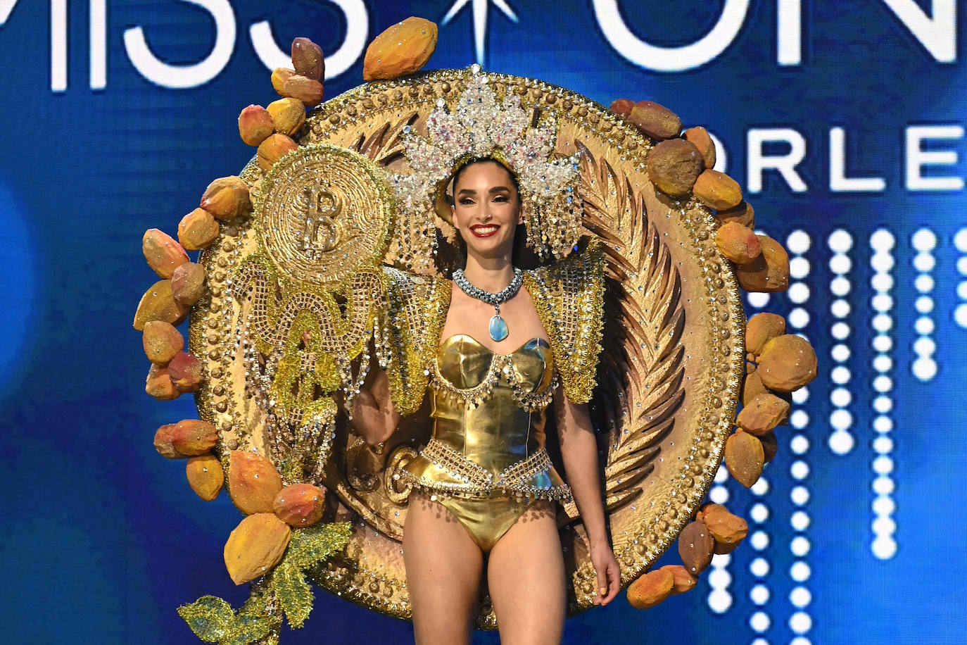 La estadounidense R'Bonney Gabriel se ha coronado durante la madrugada del sábado como la mujer más bella del mundo, flanqueada por la venezolana Amanda Dudamel y Andreína Martínez, de República Dominicana, que fueron la primera y segunda semifinalista, respectivamente, en el certamen de Miss Universo celebrado en Nueva Orleans. Texas R'Bonney Gabriel tiene 28 años y es diseñadora de moda sostenible. España estuvo representada por Alicia Faubel, que formó parte del grupo preliminar de dieciséis semifinalistas, entre las que también estuvieron las candidatas de Portugal, Laos, Japón, Colombia, Sudáfrica, Puerto Rico, Curazao, Haití, Australia, Canadá, Trinidad y Tobago, Curazao o India.