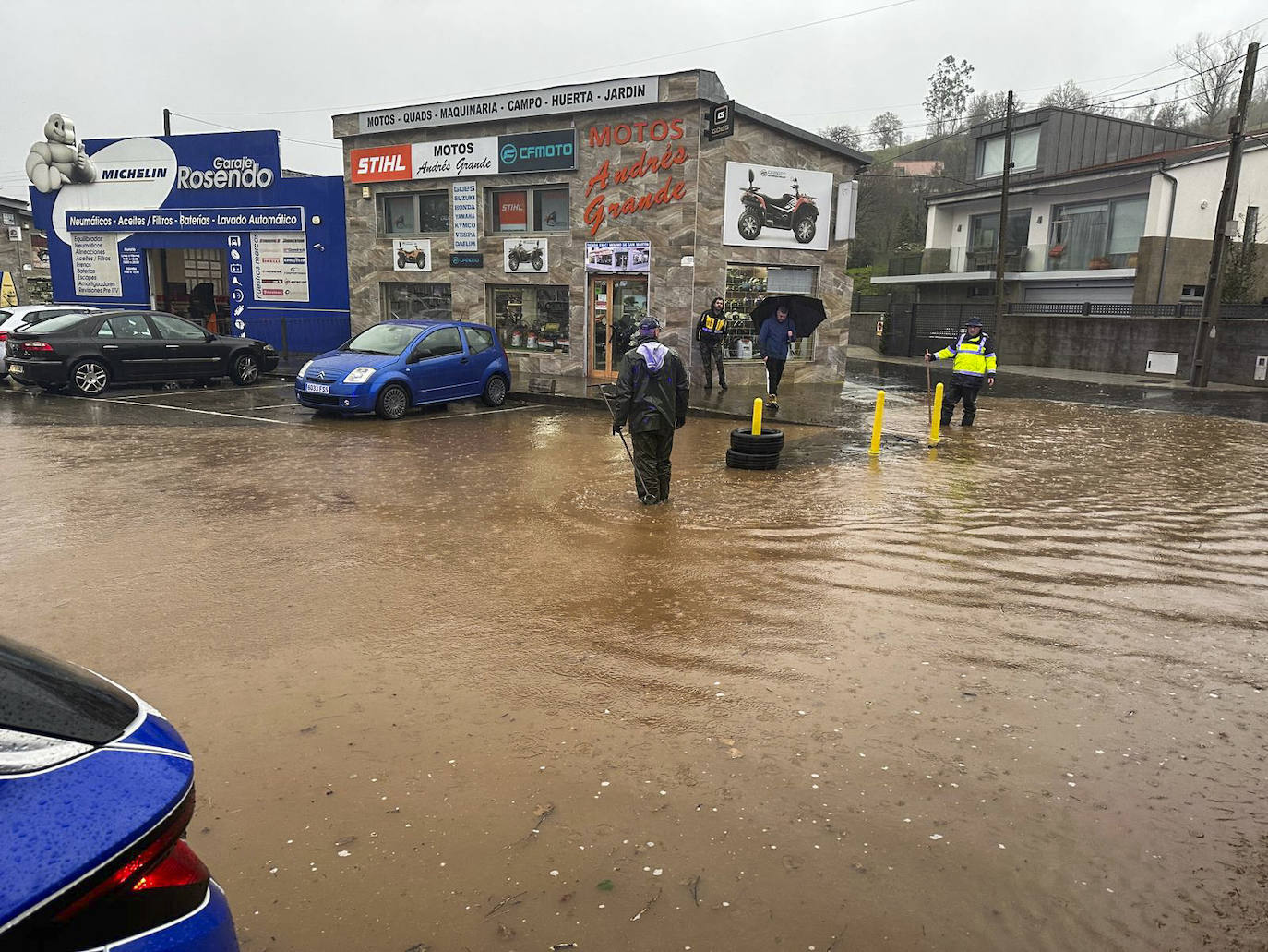 El acceso a Cabezón de la Sal se ha inundado debido a las fuertes lluvias registradas durante la noche, que ha continuado por la mañana.