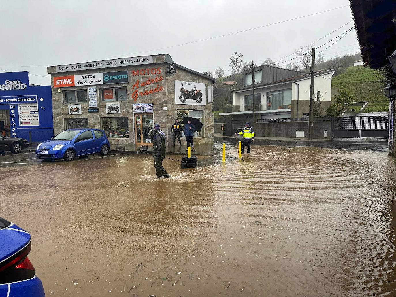 El acceso a Cabezón de la Sal se ha inundado debido a las fuertes lluvias registradas durante la noche, que ha continuado por la mañana.