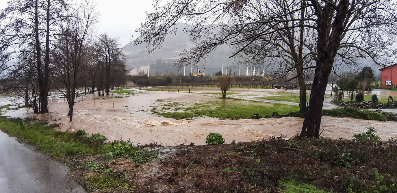 La lluvia ha provocado grandes balsas de agua en diferentes puntos de Los Corrales de Buelna.