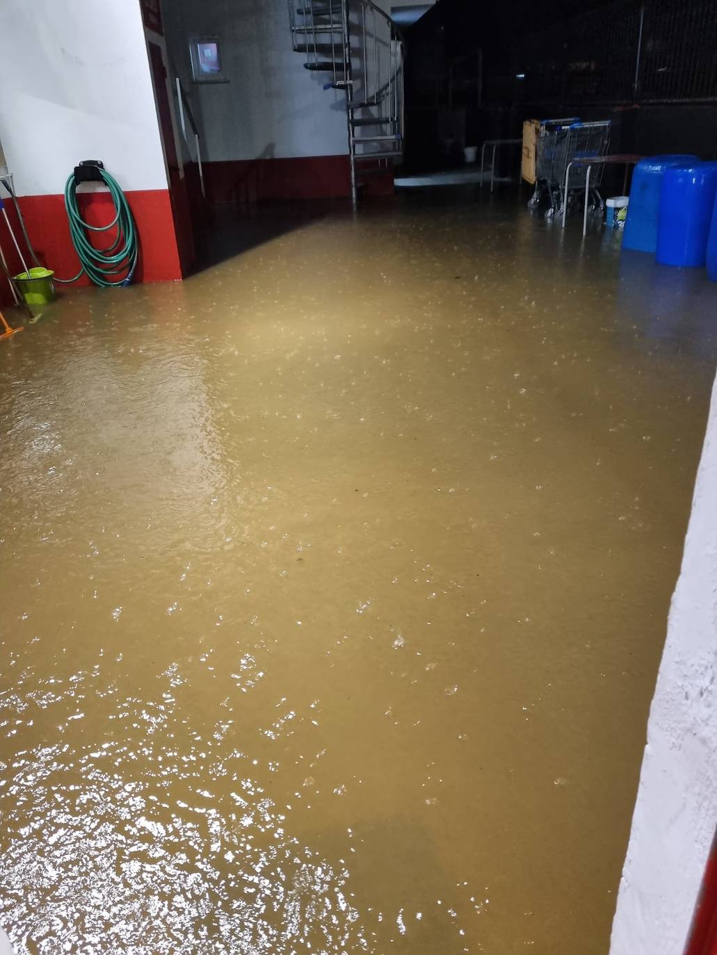 El estadio de San Lorenzo de Laredo registra los primeros daños en la zona de los vestuarios