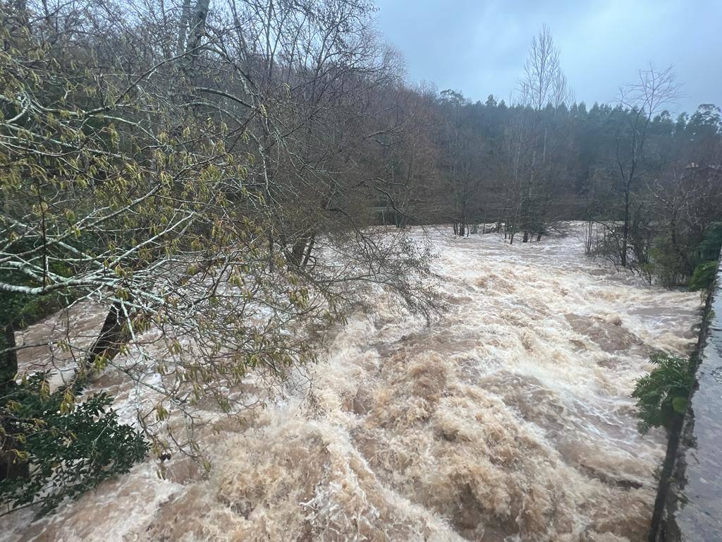 El río Miera, en La Cavada, ha aumentado de forma muy rápida su caudal tras las intensas lluvias de este lunes.