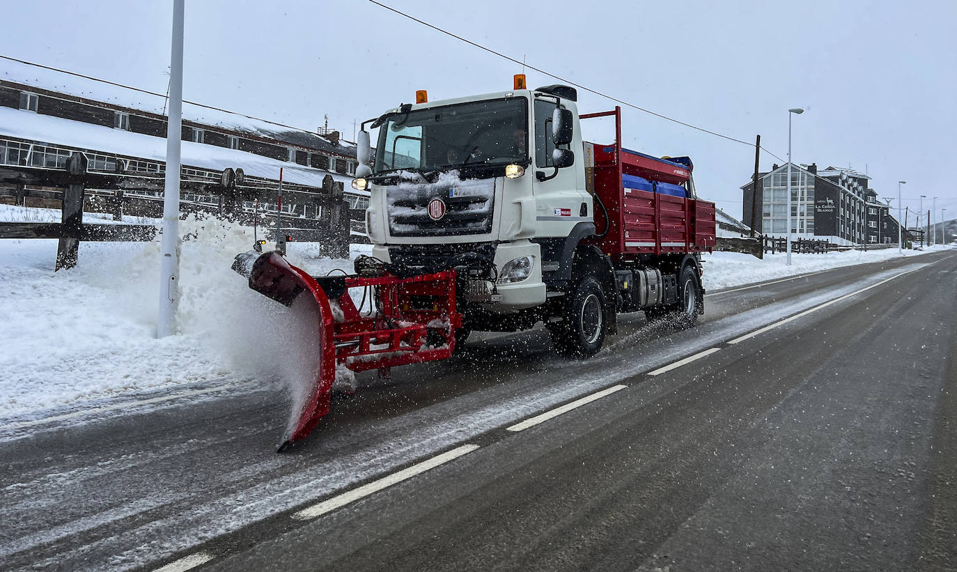 Las quitanieves ya trabajan en la zona de Alto Campoo.