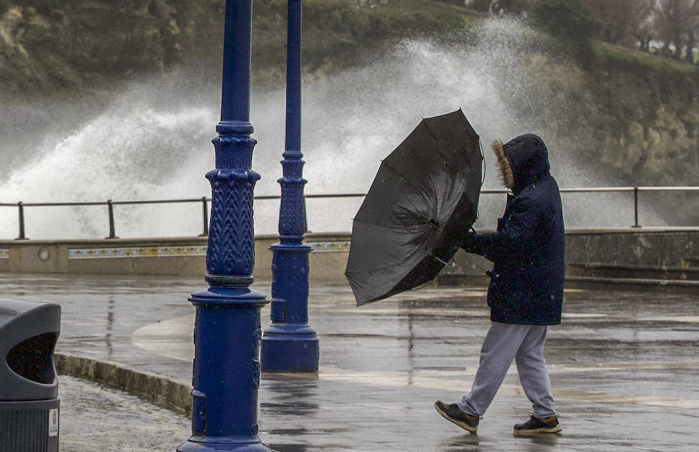 El temporal también se deja sentir en la capital cántabra, donde a la intensa lluvia se suma el fuerte oleaje que bate la costa.