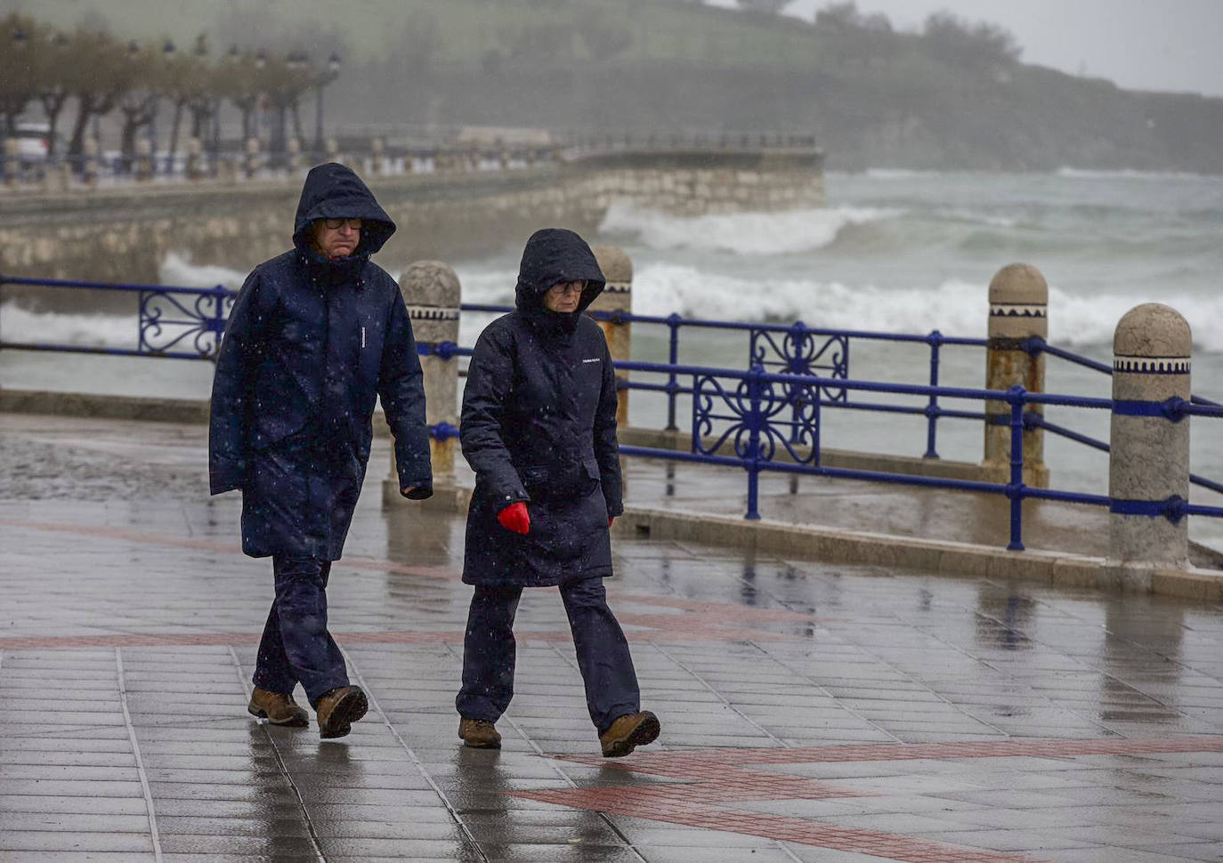 El temporal también se deja sentir en la capital cántabra, donde a la intensa lluvia se suma el fuerte oleaje que bate la costa.