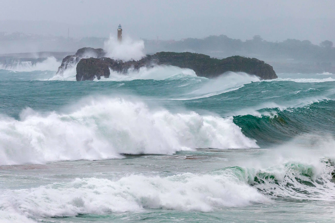 Las olas rompen en la isla de Mouro, imagen habitual cuando hay temporal en Santander